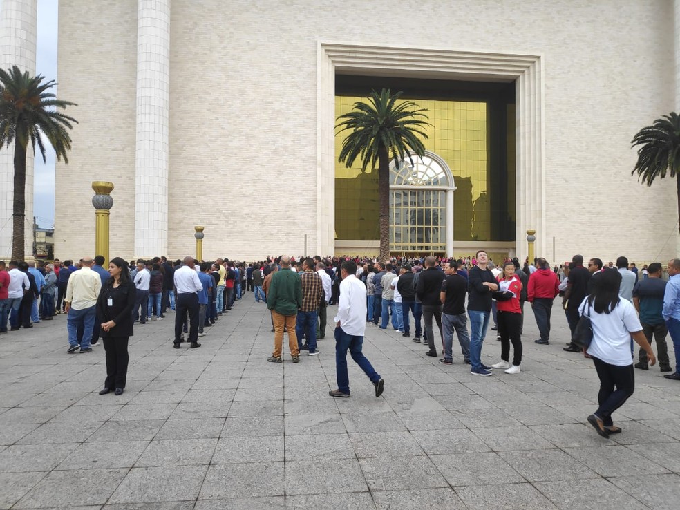Fieis fazem fila no Templo de Salomão, em São Paulo, onde Bolsonaro participará de culto — Foto: Abrahão de Oliveira/G1