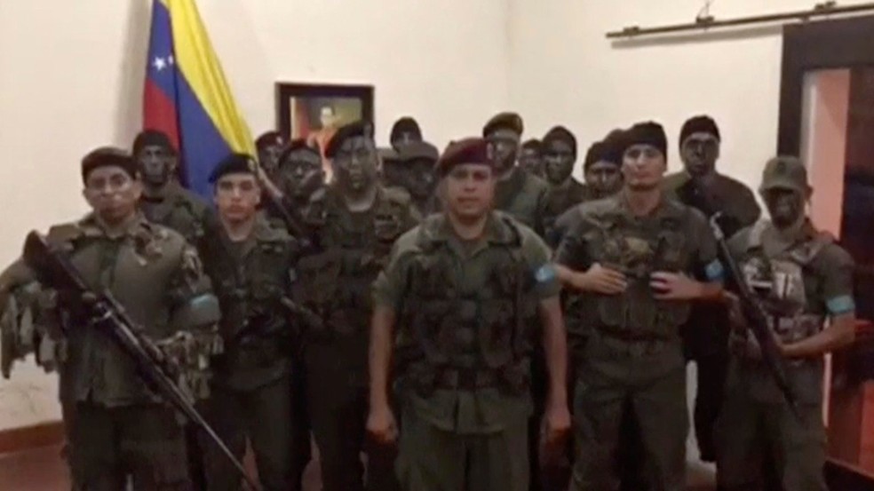 Grupo de militares da Venezuela aparece em vídeo em que anuncia rebelião contra 'tirania assassina' de Maduro (Foto: Operation David Carabobo/Handout via REUTERS)