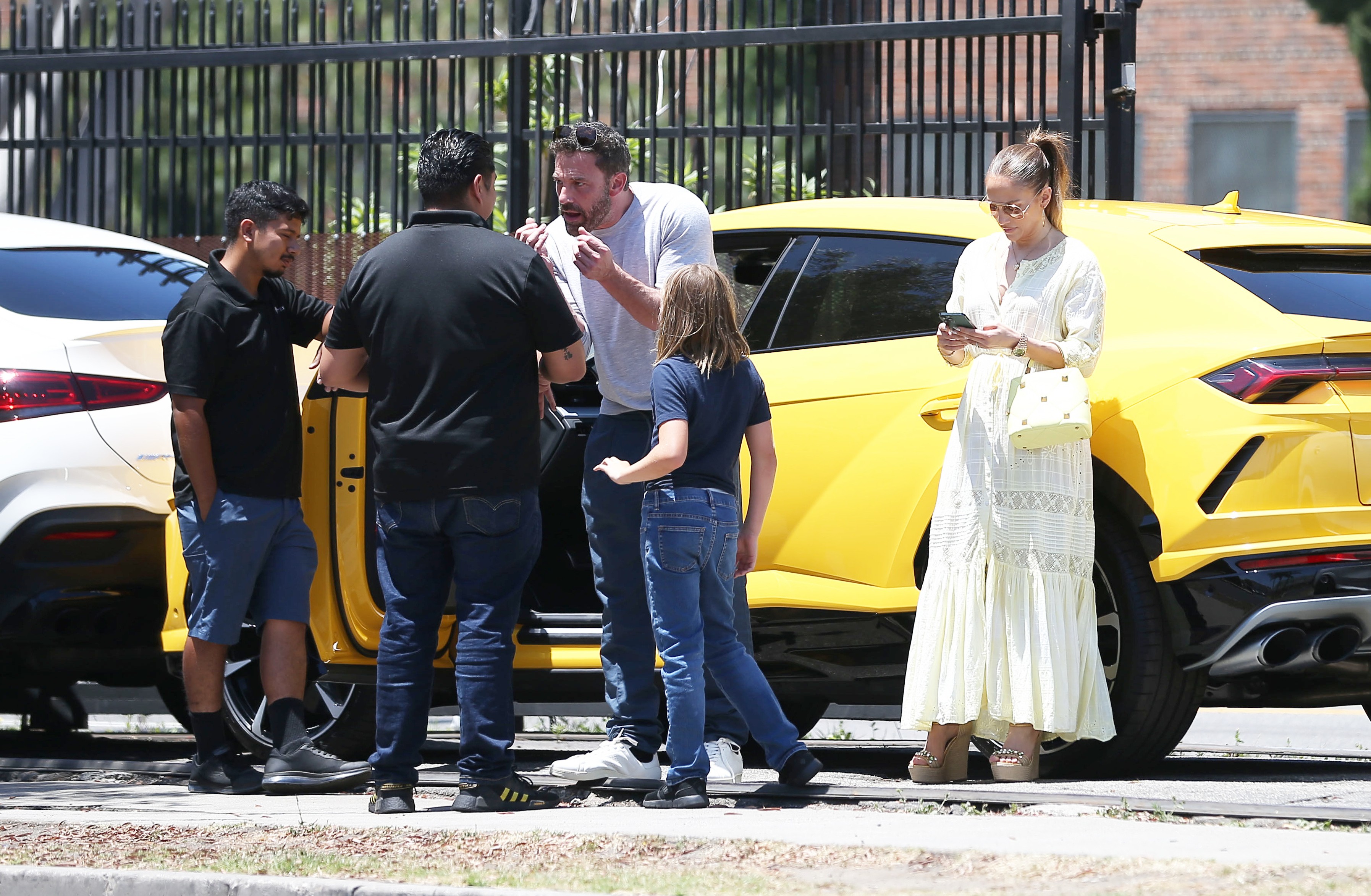 Filho de Ben Affleck, Samuel, de 10 anos de idade, bateu uma Lamborghini de R$ 2,4 milhões em uma BMW de R$ 1,2 milhões em concessionária de carros de luxo (Foto: The Grosby Group)