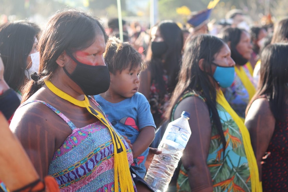 Mulheres e criança indígena em protesto, em Brasília — Foto: Carolina Cruz/G1