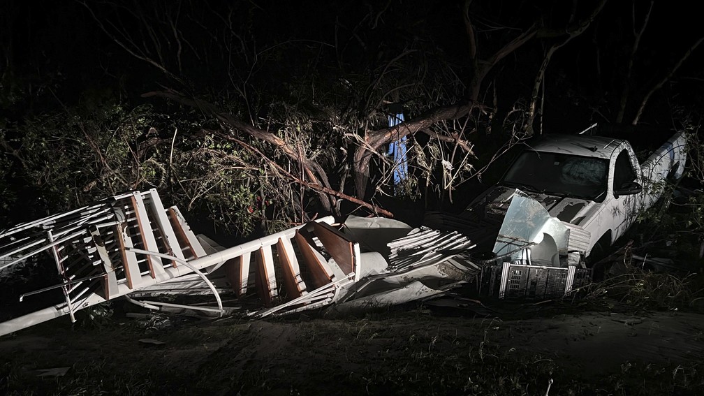 Escada em espiral destruída é vista ao lado de uma picape branca após a passagem do furacão Ian por Sanibel, uma ilha na Flórida, EUA — Foto: Douglas R. Clifford/Tampa Bay Times via AP