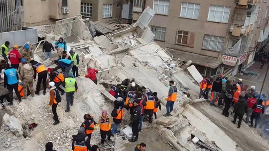 Vítimas de terremoto na Turquia enfrentam fome por causa do inverno