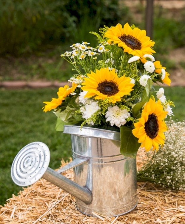 O regador de prata virou um vaso para flores, girassol e outras plantas. Fica lindo em qualquer cantinho da casa! (Foto: Reprodução/Pinterest)