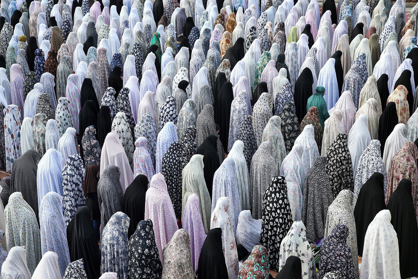 Mulheres em momento de oração no Eid al-Fitr, festival religioso que marca o fim do Ramadã (Foto: Reprodução)