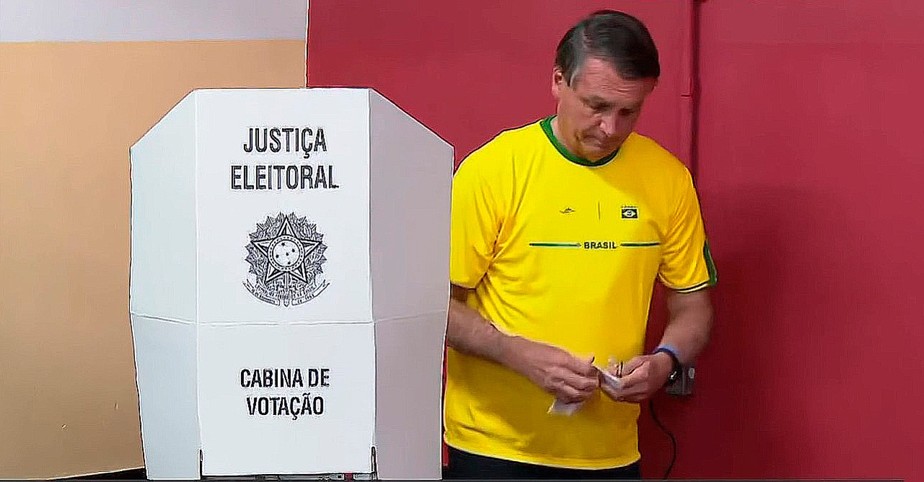 Bolsonaro vota na Vila MIlitar neste domigo