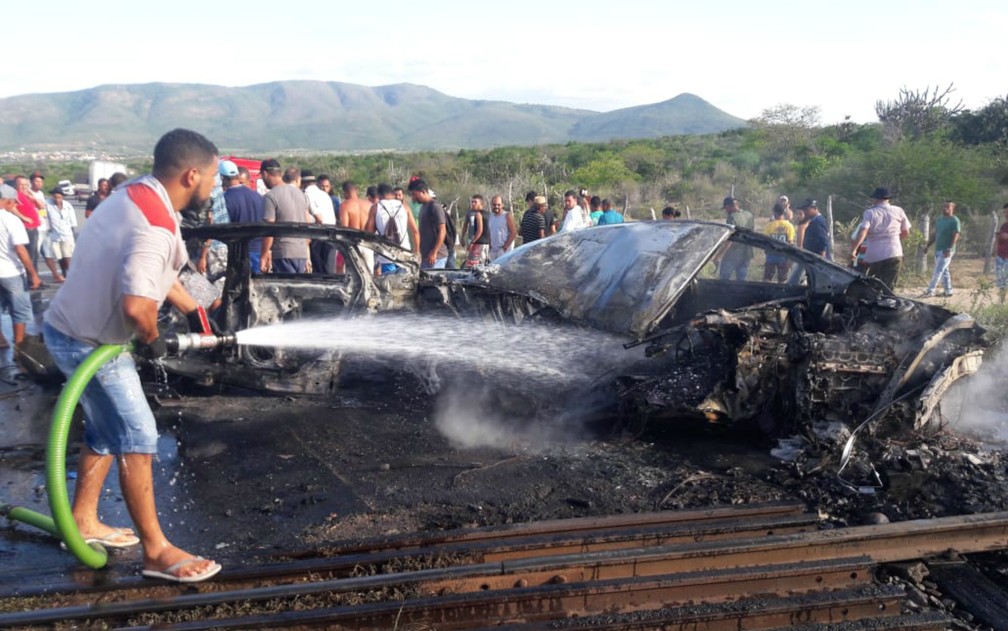 Populares ajudaram a apagar chamas do veículo — Foto: Portal Bahia 10