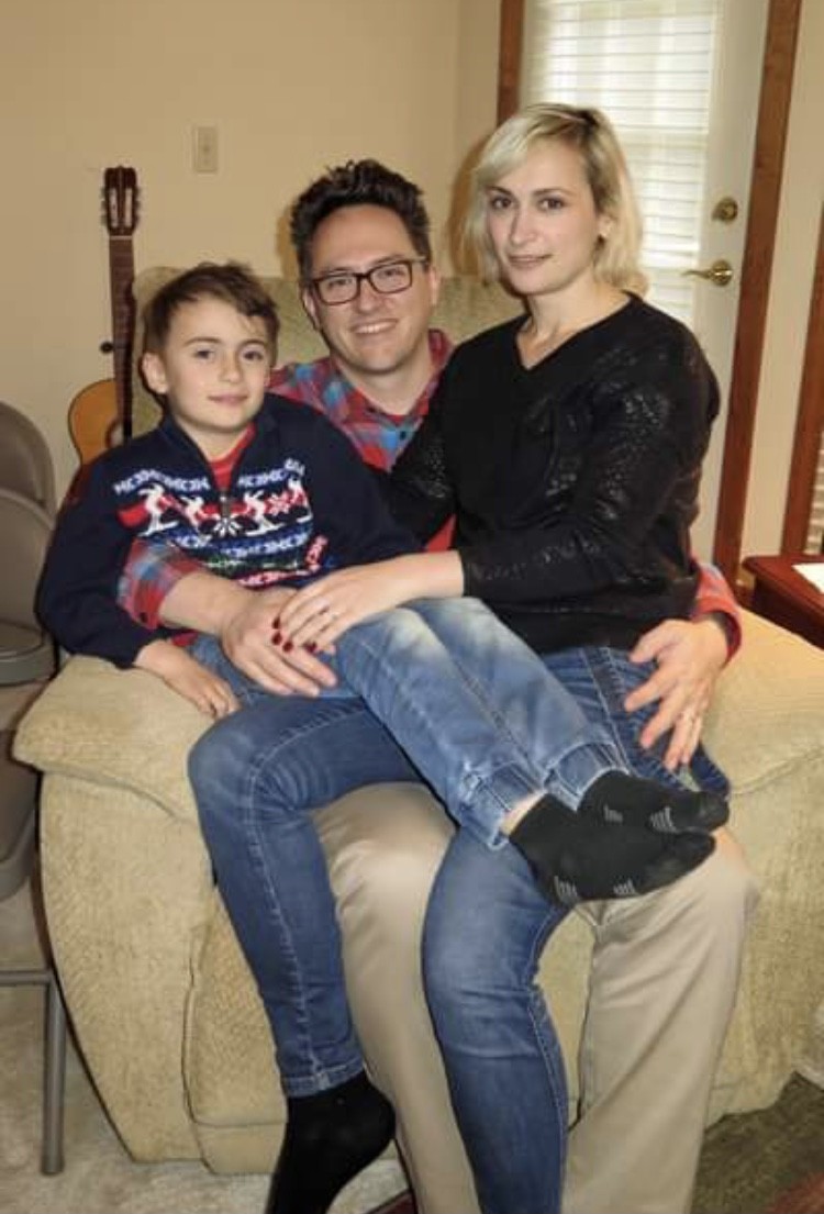 Halyna em foto de dezembro de 2018, com o marido e o filho (Foto: Reprodução/Facebook/Linda Pendergrass)