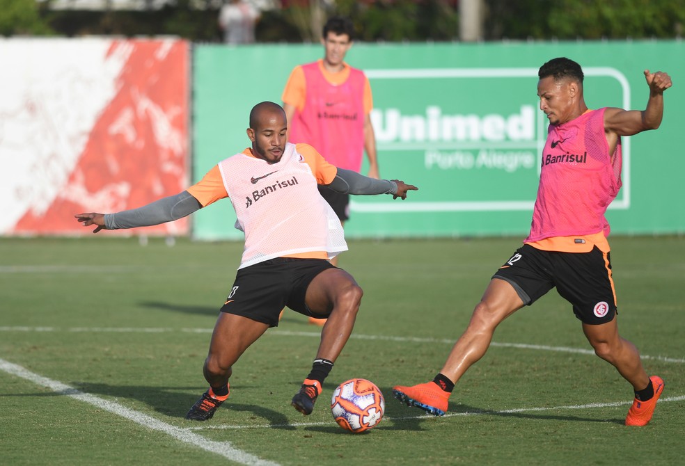 Novidade na equipe, Patrick divide com Neilton em treino &mdash; Foto: Ricardo Duarte / Internacional / Divulga&ccedil;&atilde;o