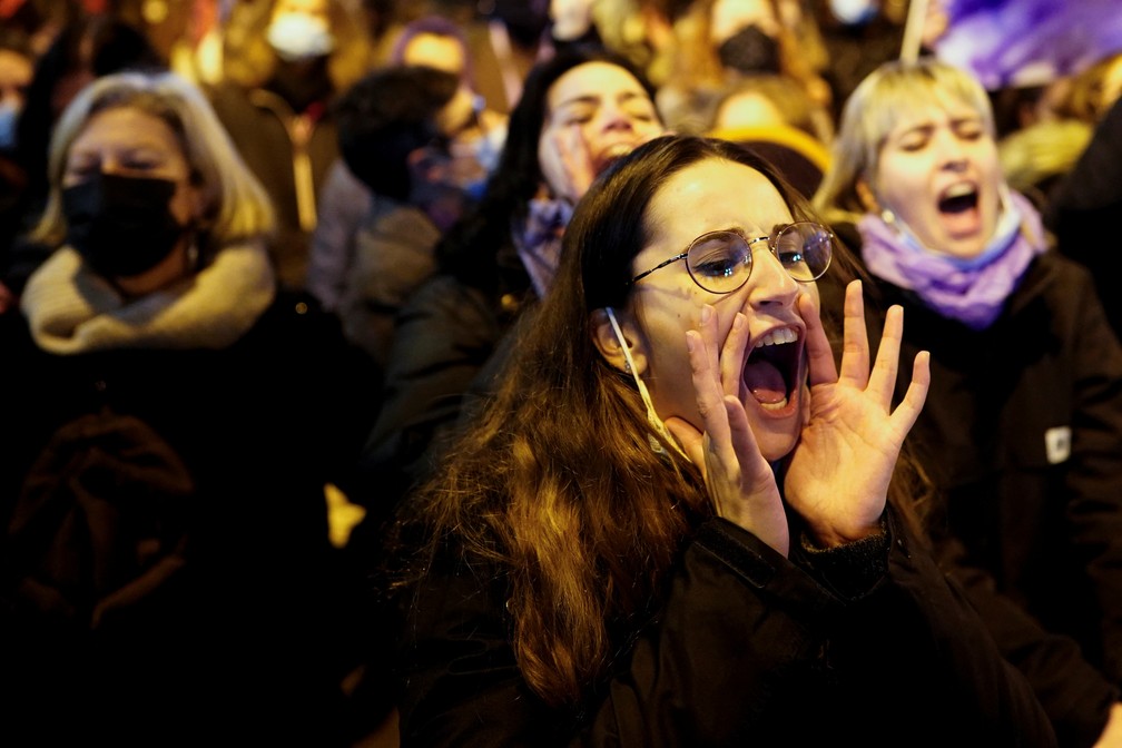 Mulheres protestam contra a violência de gênero em Madri, Espanha, nesta quinta (25) — Foto: Juan Medina/Reuters