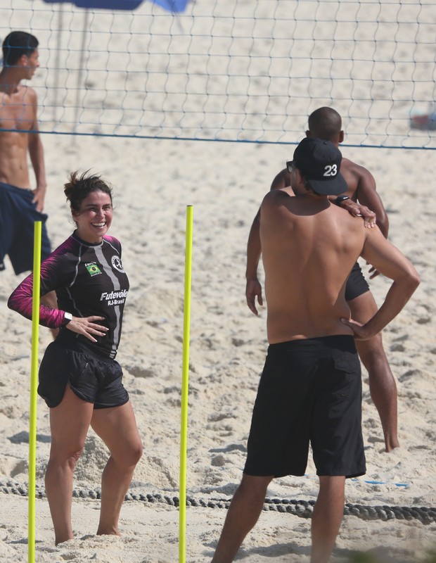 Giovanna Antonelli é observada pelo marido, Leonardo Giovanna Antonelli treina na Praia da Barra da Tijuca (Foto: AgNews)