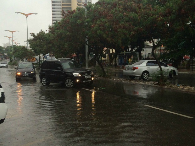 Na Avenida Heráclito Graça, em Fortaleza, carros estão impedidos de prosseguir devido ao alagamento e dão volta sobre o canteiro central (Foto: Wânyffer Monteiro/TV Verdes Mares)