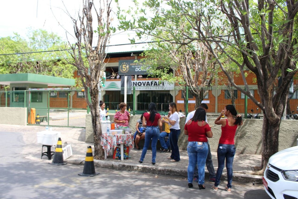 Em faculdade de Teresina, candidatos ficaram sem fazer a prova após queda de energia (Foto: Arthur Ribeiro/G1)