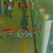 Vídeo mostra metrô com bicicleta presa (Vídeo mostra metrô com bicicleta presa (Bicicleta presa em metrô (Usuários desviam de bicicleta presa em metrô (Bicicleta fica presa em metrô e danifica porta (Reprodução)))))