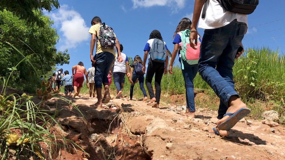 Crianças fazem trajeto de 3 km em área de mata e córrego para chegar à escola, em Natal — Foto: Lucas Cortez/Inter TV Cabugi
