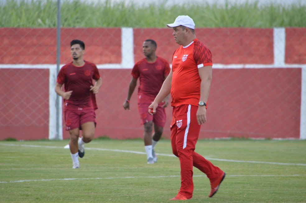 Fernandes acredita que elenco pode ter, em média, 28 atletas — Foto: Ascom/CRB