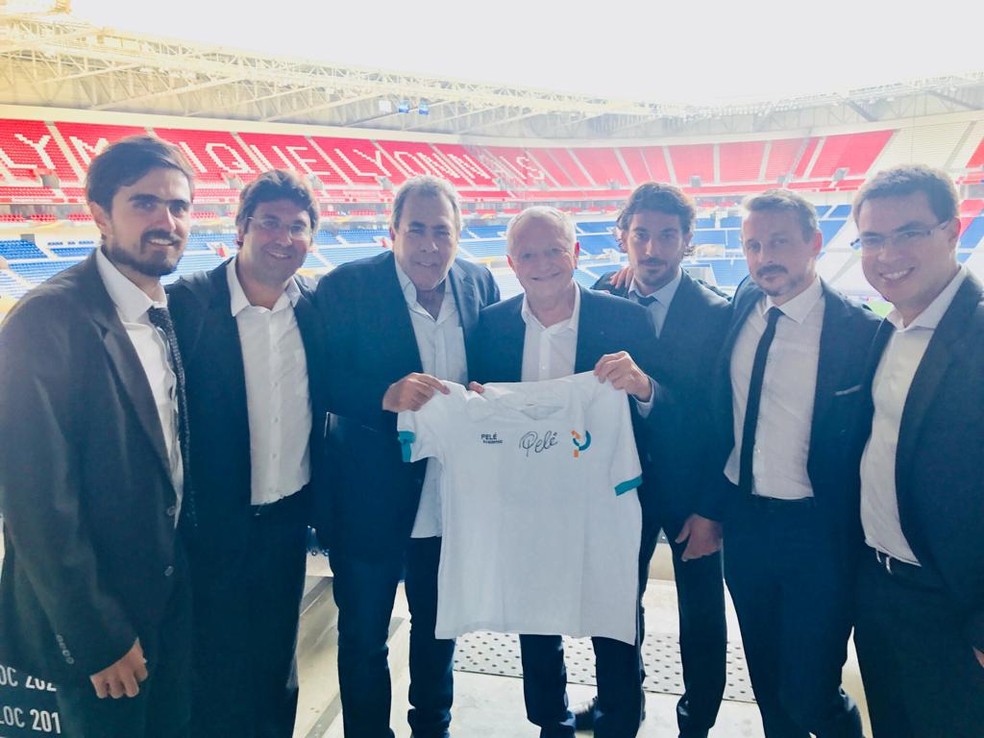 Jean-Michel Aulas (no centro), presidente do Lyon, segura a camisa da Pelé Academia — Foto: Arquivo Pessoal