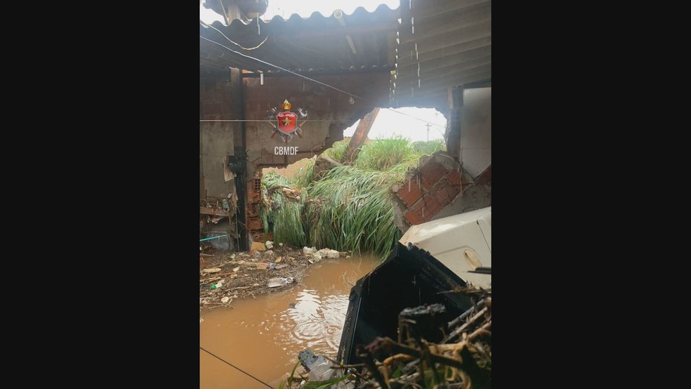 Barraco na região do Sol Nascente, no DF, destruído após temporal — Foto: Divulgação/CBMDF
