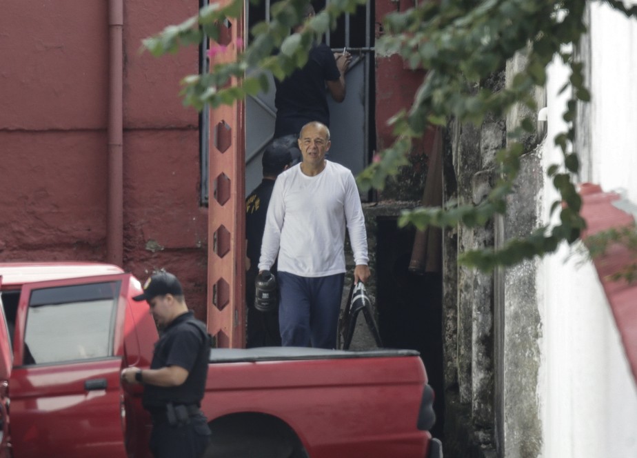 Ex-governador Sérgio Cabral é visto caminhando no 1º GBM (Humaitá) depois de fazer exercícios