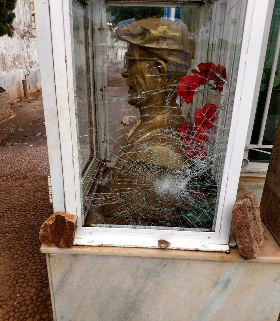 Vidro que protege busto apareceu com trinca neste sábado (30) (Foto: Eurípedes Higino/Arquivo Pessoal)