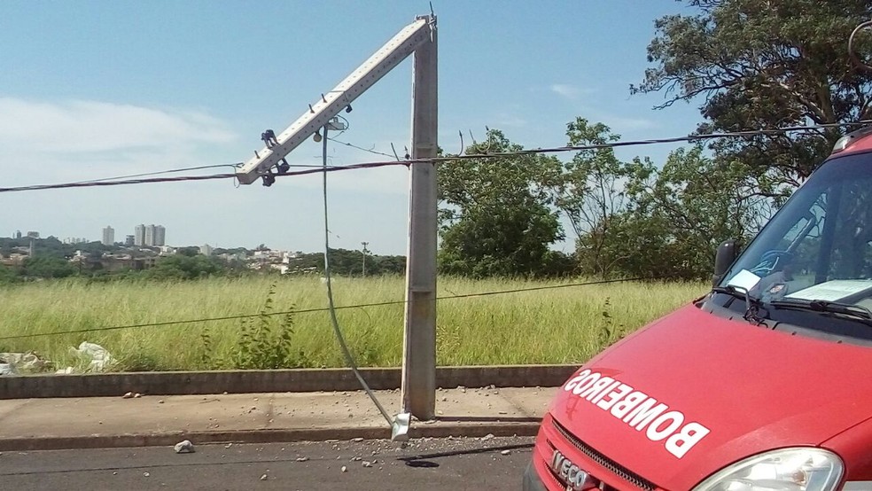 Acidente provocou a queda de três postes em Presidente Prudente (Foto: Thamires Fonseca/TV Fronteira)
