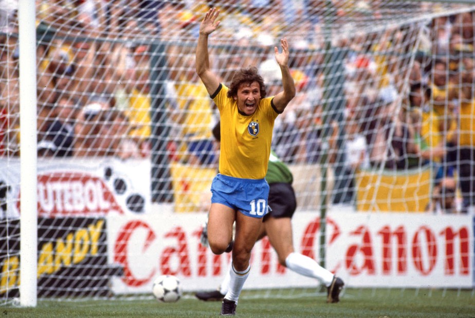 Zico, então titular da Seleção, em 2 de julho de 1982, celebra seu primeiro gol, aos 11 minutos do primeiro tempo, na partida entre Brasil e Argentina, encerrada em 3 a 1 para equipe brasileira, na Copa do Mundo da Espanha
