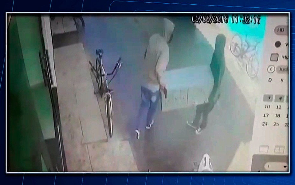Assaltantes invadem lotérica na BA e saem do local carregando cofre nas mãos (Foto: Reprodução/TV Santa Cruz)