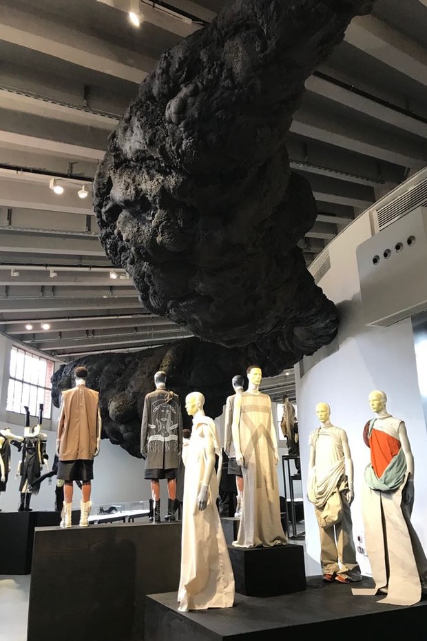 The Rick Owens exhibition at the Triennale in Milan features an amorphous form that hovers above the entire collection (Foto: @SUZYMENKESVOGUE)