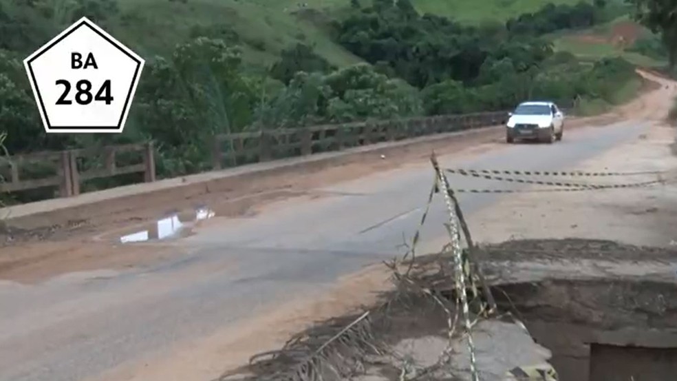 Ponte em Itamaraju danificada por causa do temporaç que atingiu cidade em dezembro de 2021 — Foto: Reprpdução/TV Bahia