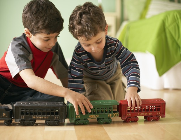 meninos; brinquedo; brincando; amigos (Foto: Thinkstock)