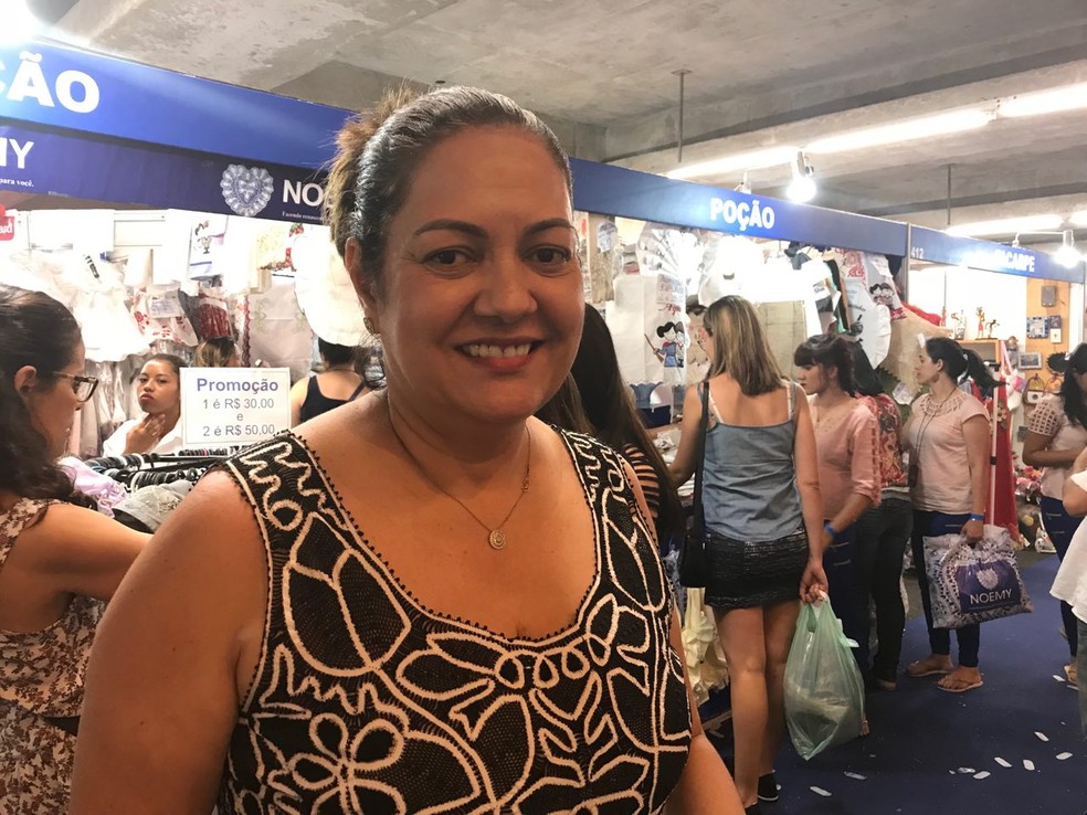 Artesã Noemy pontua que as promoções atraem mais clientes e revela não saber nem quantas peças foram vendidas na Fenearte: 'Foram milhares', afirma (Foto: Penélope Araújo/G1)