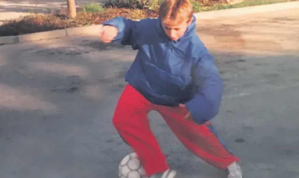 Modric ainda criança jogando futebol no estacionamento do Hotel Kolovare — Foto: Reprodução/Acervo Pessoal