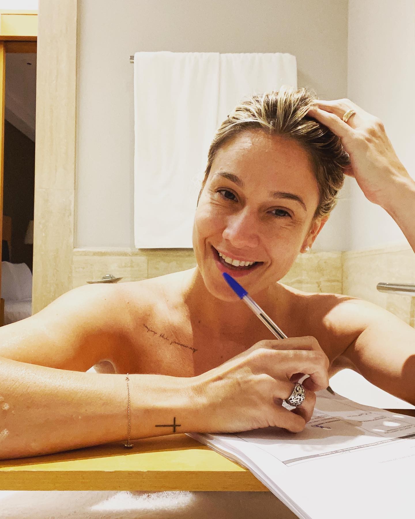 Fernanda Gentil trabalha dentro de banheira e cita Viih Tube: 'Corre aqui' (Foto: Reprodução / Instagram)