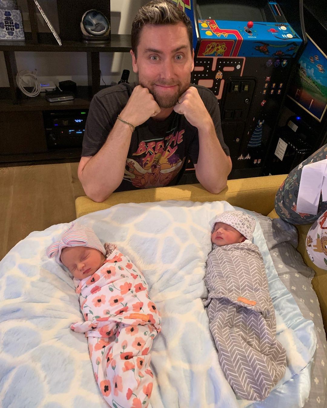 Lance Bass mostra filhos gêmeos pela primeira vez  (Foto: Reprodução/Instagram)