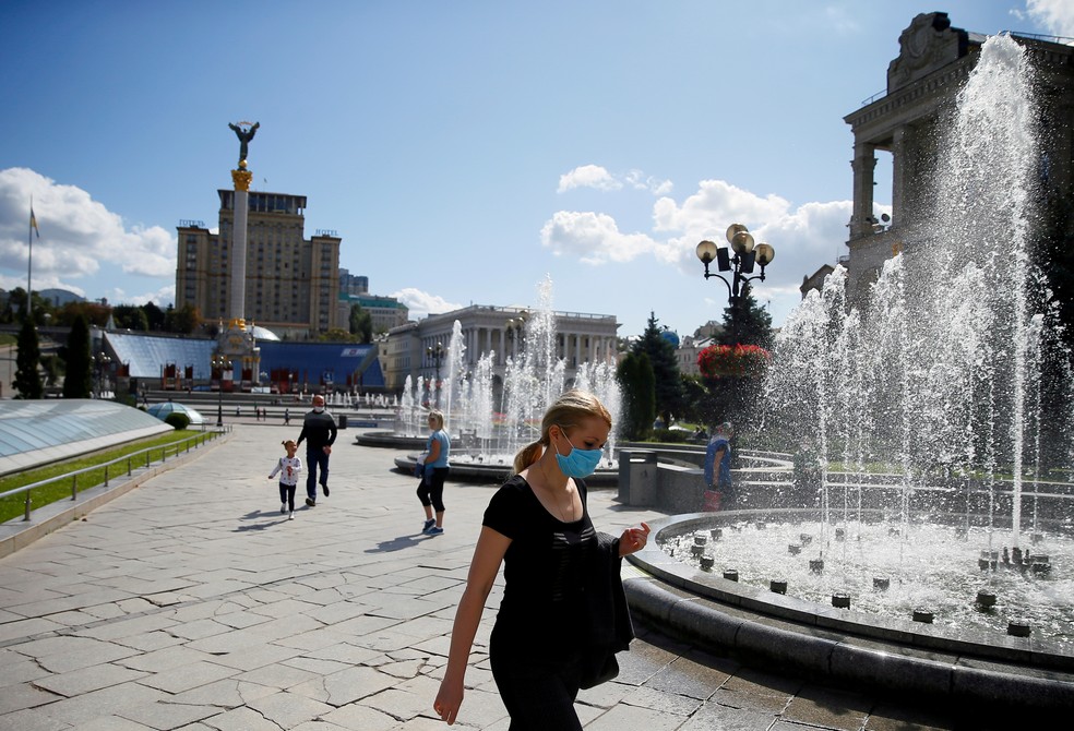Mulher usando máscara como proteção para a Covid-19 anda em praça no centro de Kiev, na Ucrânia, no dia 11 de setembro. — Foto: Gleb Garanich/Reuters