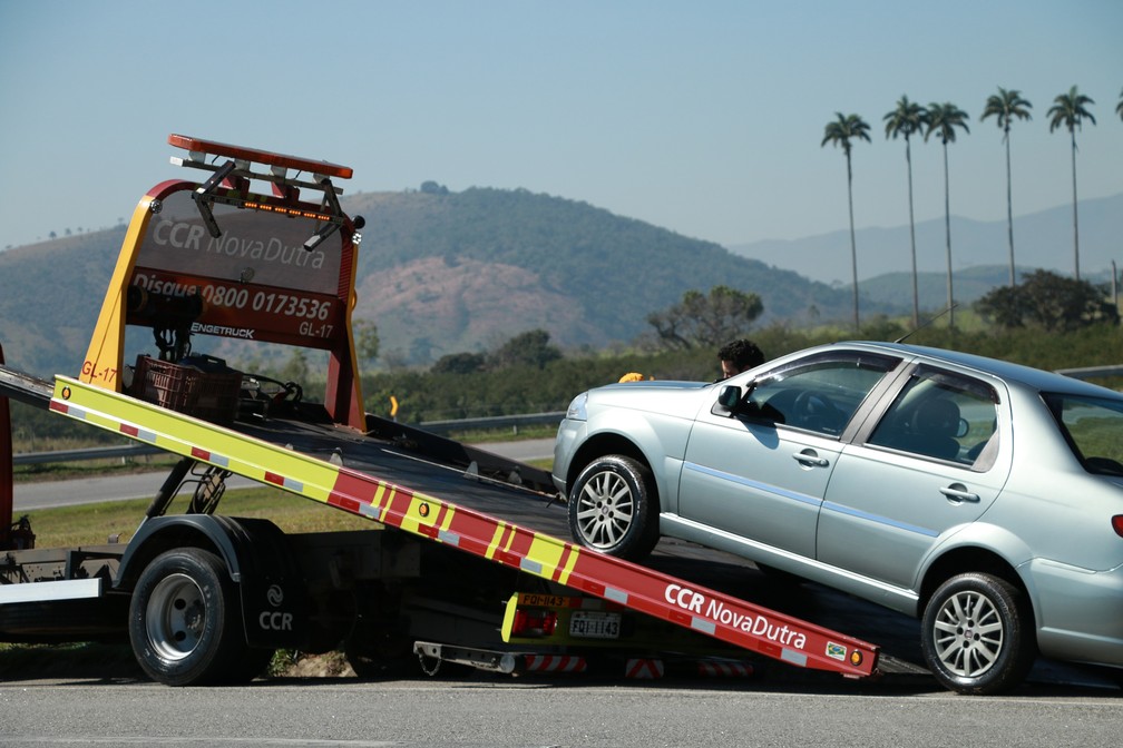 Carro é guinchado na Via Dutra — Foto: Divulgação