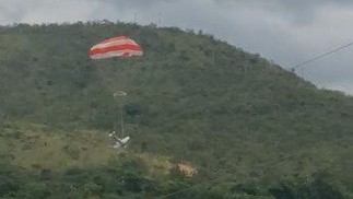 Avião usa paraquedas para amortecer queda em MG — Foto: Reprodução/Redes sociais