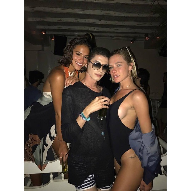 Bruna Marquezine e Fiorella Mattheis em foto no Instagram (Foto: reprodução/Instagram)
