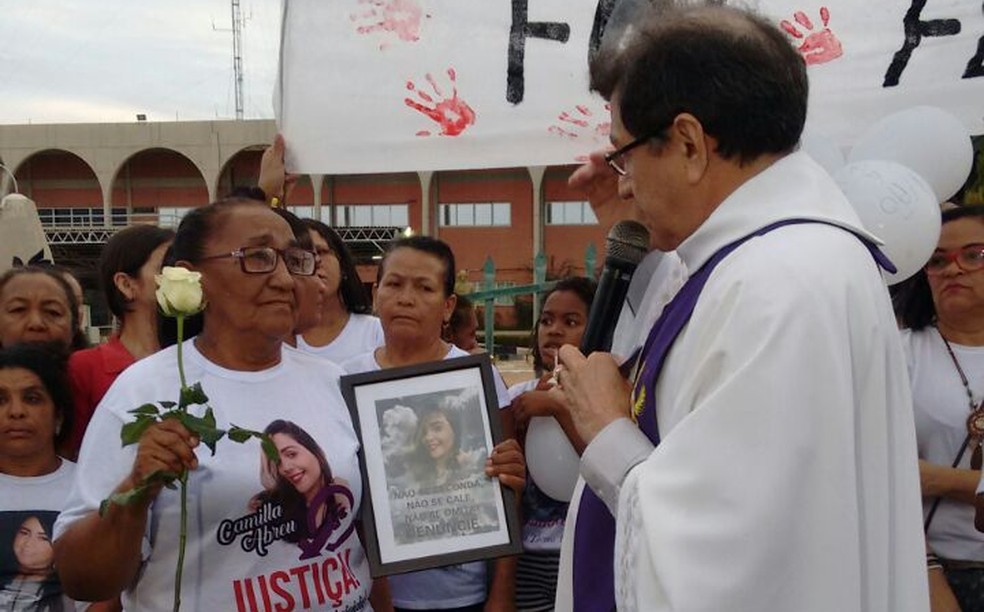 Famílias de Camilla Abreu e Iarla Lima protestaram juntas por justiça contra o feminicídio (Foto: Simplício Júnior)