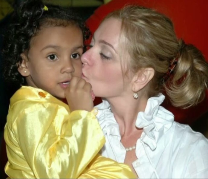 Alexandra Richter beija a filha, Gabriela (Foto: Arquivo Pessoal)