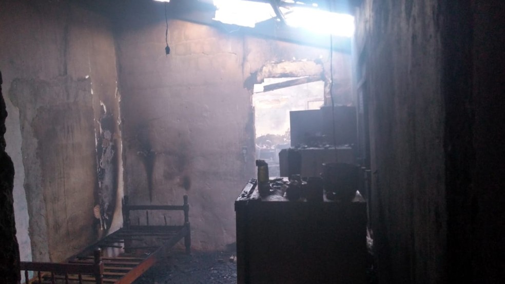 Fogo começou quando morador tentava acender fogão à lenha (Foto: Defesa Civil/Divulgação)