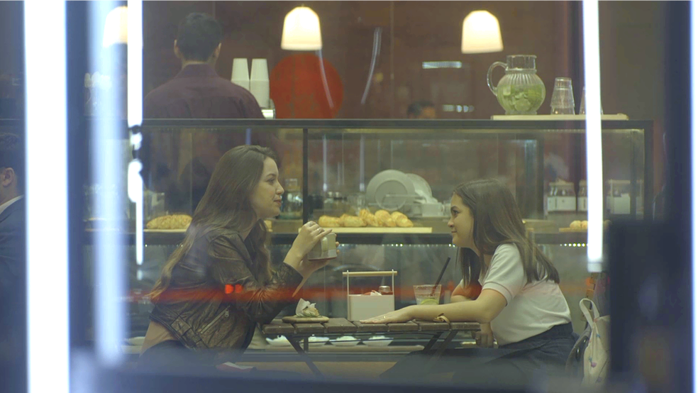 Fabiana (Nathalia Dill) se aproxima de Cássia (Mel Maia) para se vingar de Agno (Malvino Salvador), em 'A Dona do Pedaço' — Foto: TV Globo