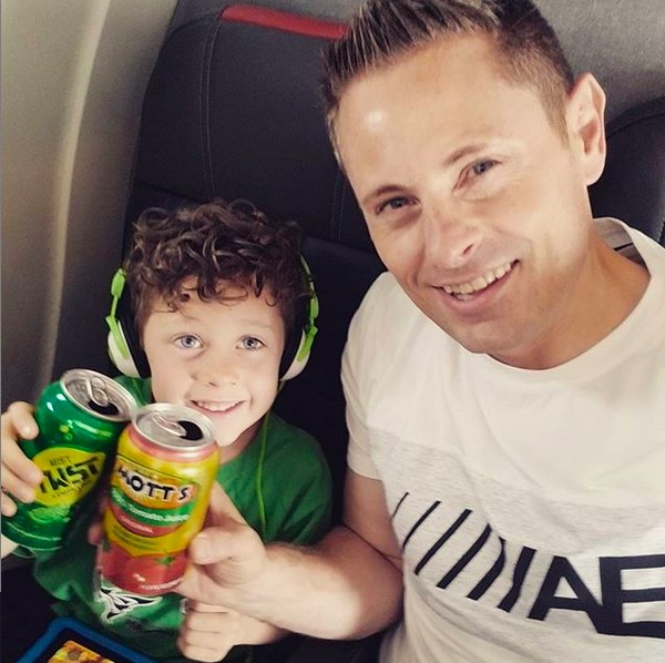 O youtuber canadense Grant Thompson com um dos filhos (Foto: Instagram)