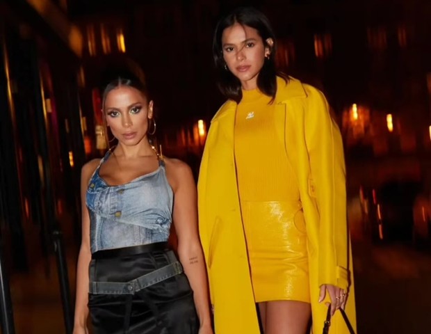 Anitta faz graça com diferença de altura com Bruna Marquezine em encontro em Paris