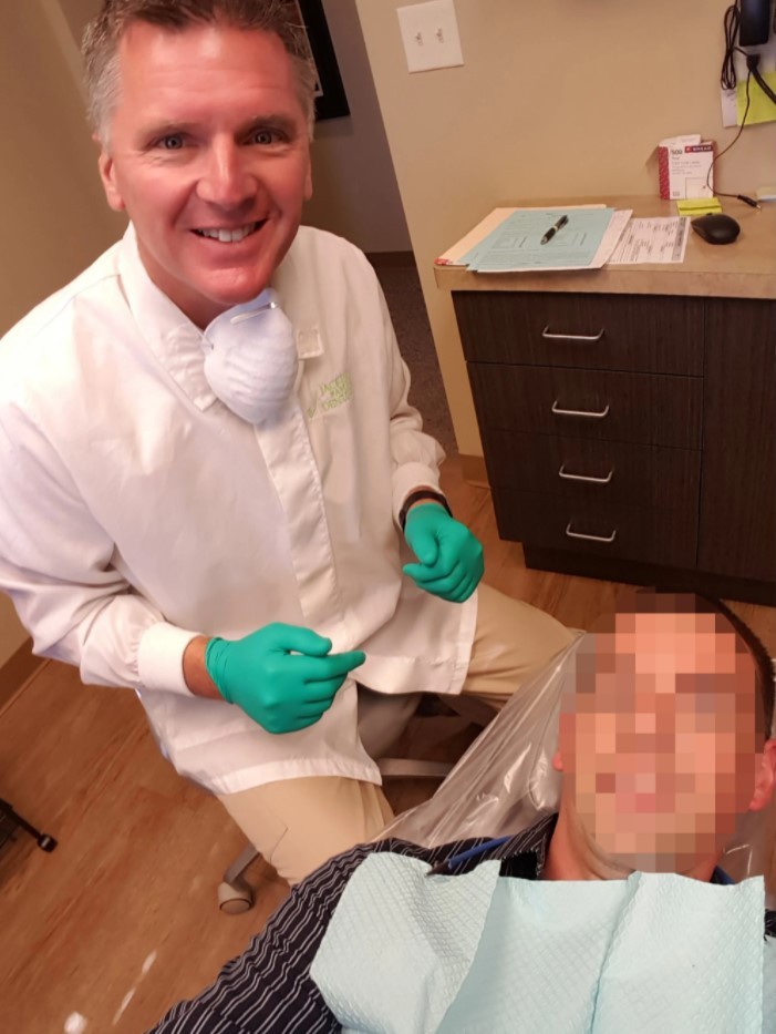 O suposto dentista, Scott Charmoli, possuía consultório em Wisconsin, nos EUA, e foi condenado por fraude após ser acusado de danificar dentes de clientes sem necessidade para fazer a cobrança  (Foto: reprodução/NY Post )