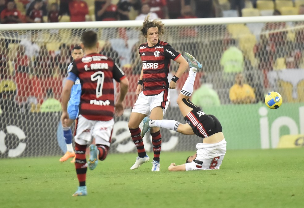 David Luiz e Calleri em Flamengo x São Paulo — Foto: André Durão / ge