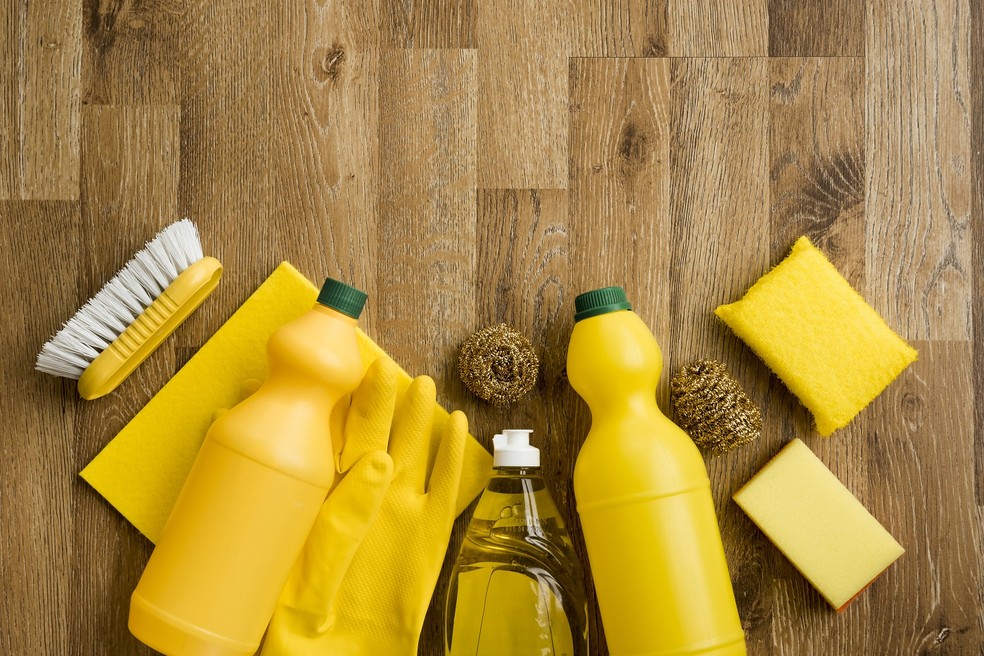 Evite produtos à base de água e também os que contêm substâncias ácidas ou alcalinas que possam riscar a tela da TV — Foto: Freepik / CreativeCommons