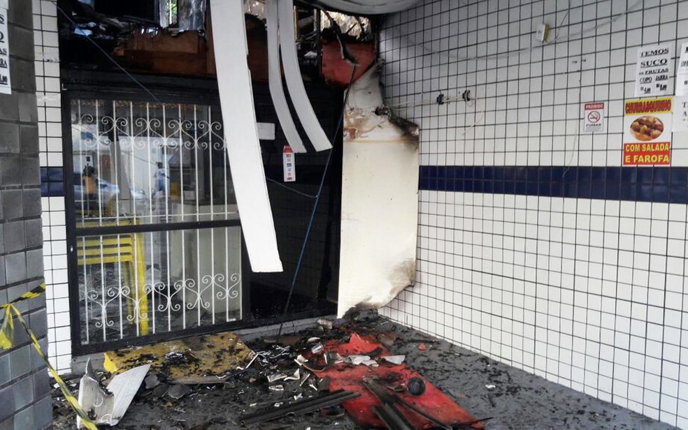 Bar foi atingido por fogo nesta terça-feira (Foto: Vanderson Nascimento/ TV Bahia)