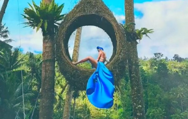 A cantora Aubrey ODay em registro de sua suposta viagem a Bali (Foto: Instagram)