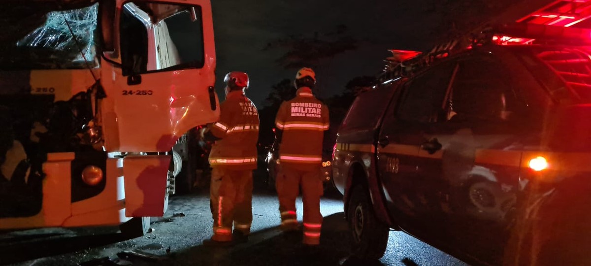 Acidente entre dois veículos deixa motorista ferido na BR-251, em Montes Claros