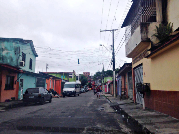 Crime ocorreu na Rua Flávio Costa, do bairro Coroado, em Manaus  (Foto: Jamile Alves/ G1 AM)